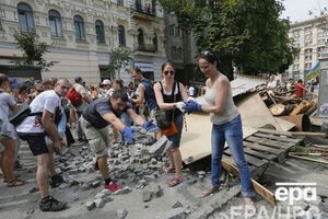 Центр столицы убирали более тысячи киевлян