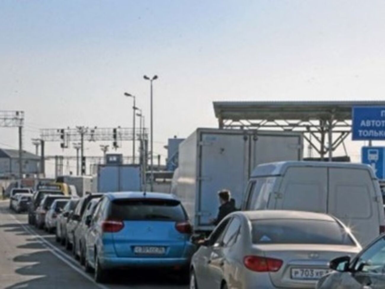 На переправе в Керчь сохраняется очередь