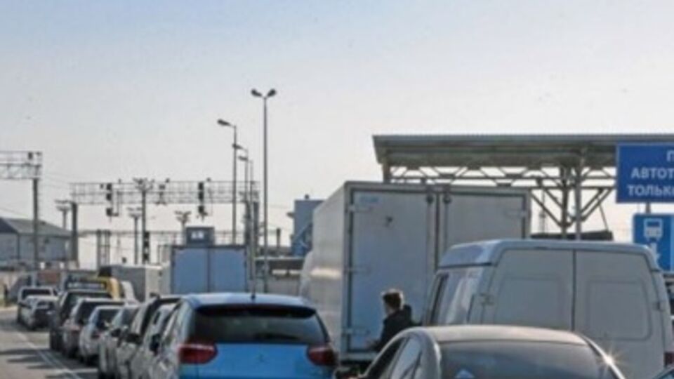 На переправе в Керчь сохраняется очередь