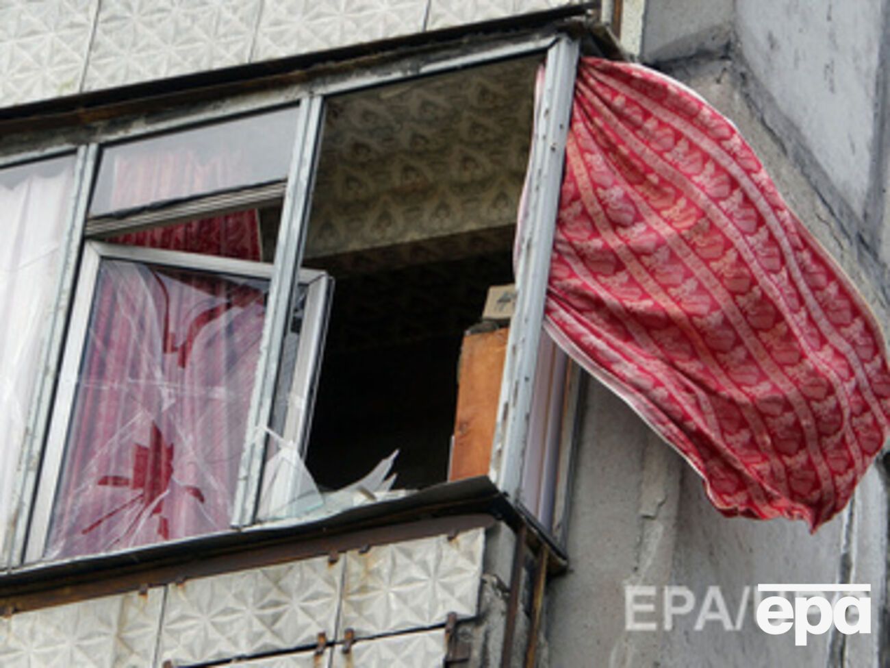 Луганск постоянно обстреливают, сообщили в горсовете