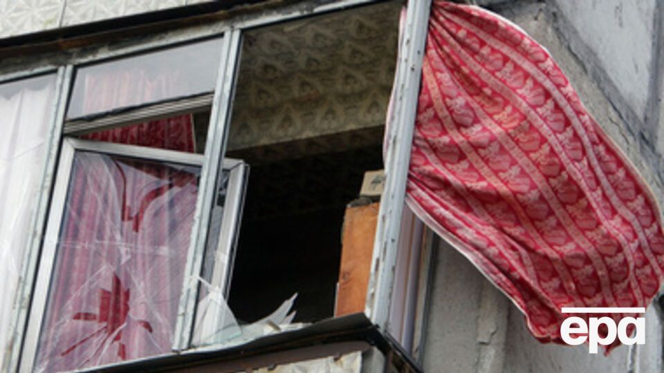 Луганск постоянно обстреливают, сообщили в горсовете