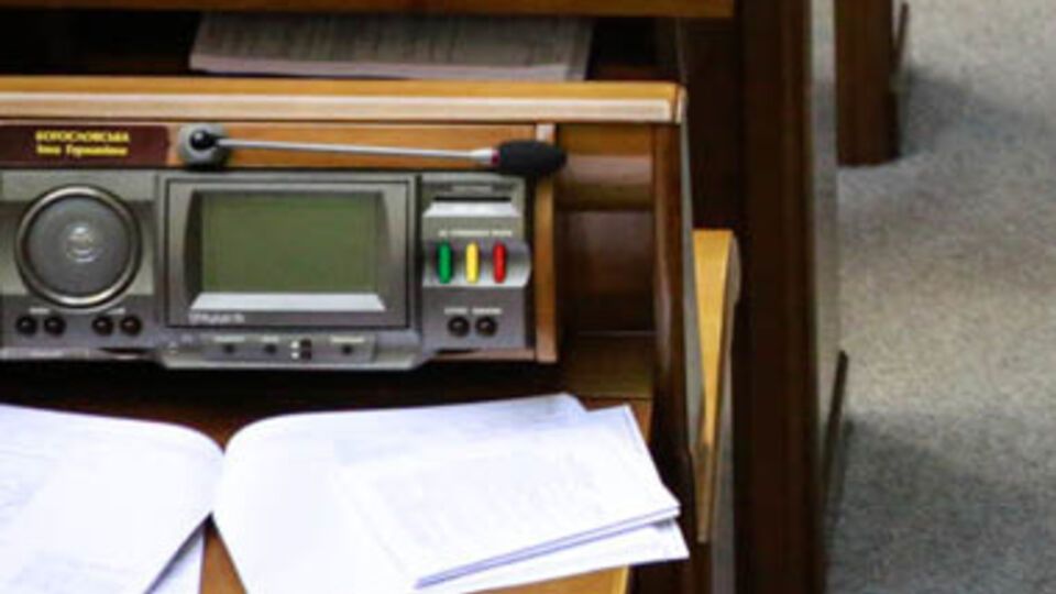 На завтрашнем заседании планируют рассмотреть более 20 постановлений и законопроектов