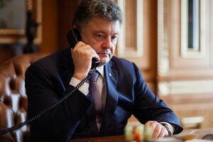 Петр Порошенко говорит по телефону с Бараком Обамой