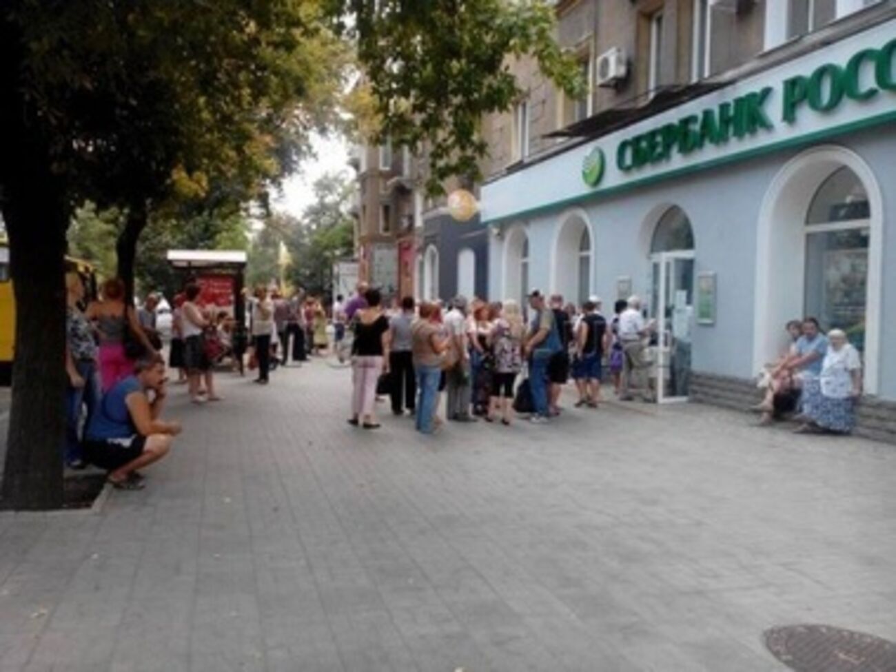 Возле отделений российского банка в Донецке сегодня очереди