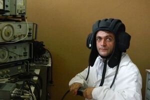 Шлемофон --- средство защиты сидящего в танке или БТР, он не пропускает влаги, не горит, защищает от удара