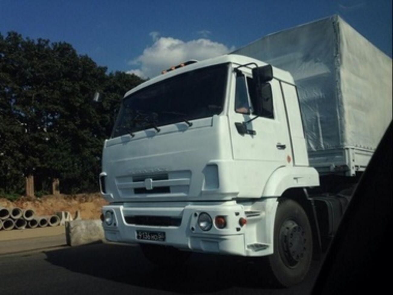 Колонна белых "КамАЗов" с "гуманитарной помощью" в понедельник на МКАДе