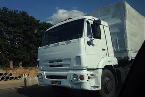 Колонна белых "КамАЗов" с "гуманитарной помощью" в понедельник на МКАДе