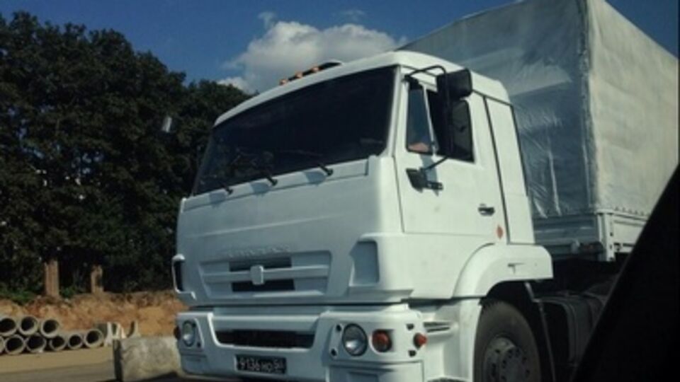 Колонна белых "КамАЗов" с "гуманитарной помощью" в понедельник на МКАДе