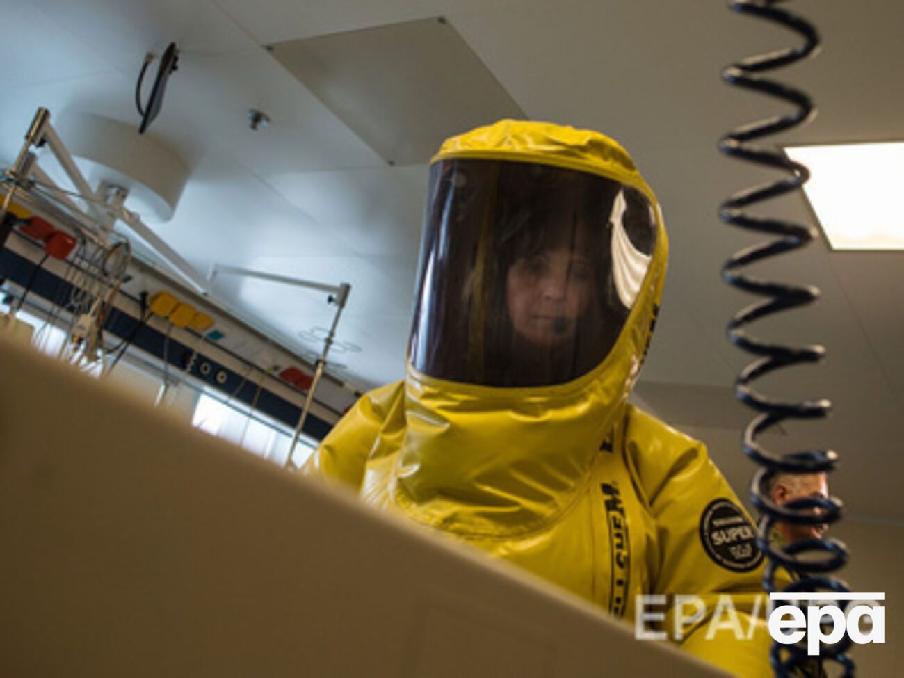 Число жертв вспышки болезни, вызванной вирусом Эбола, в странах Западной Африки увеличилось до 1013 человек