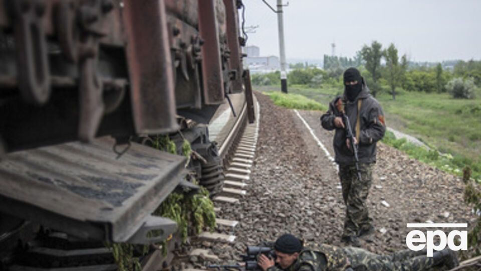Из-за военных действий железная дорога на Донбассе разрушена