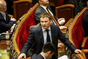 По поводу законопроектов выступают нардепы