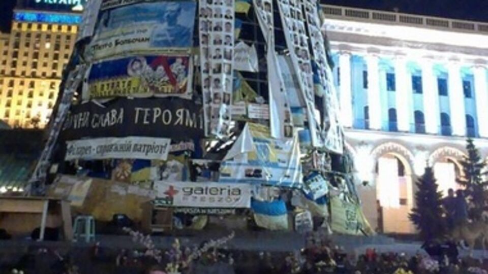 Кличко пообещал демонтировать елку на Майдане