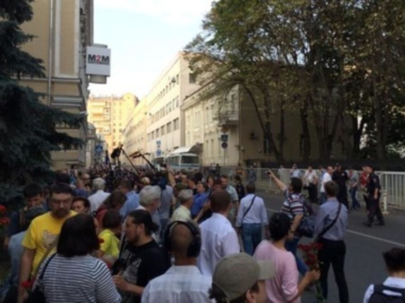 Активисты возложили цветы и зажгли свечи возле посольства Украины