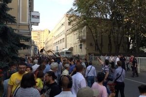 Активисты возложили цветы и зажгли свечи возле посольства Украины