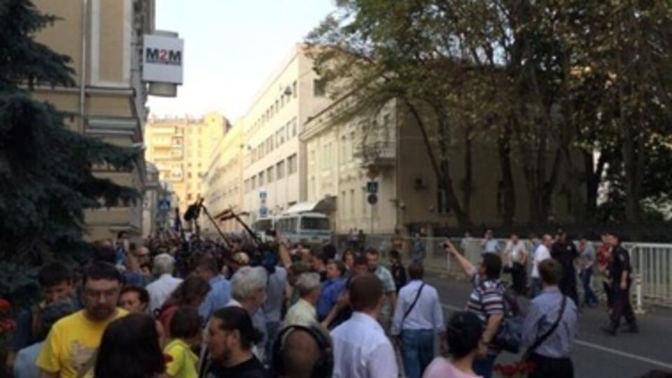 Активисты возложили цветы и зажгли свечи возле посольства Украины