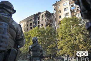 С помощью инженерной техники спасатели разбирают завалы домов