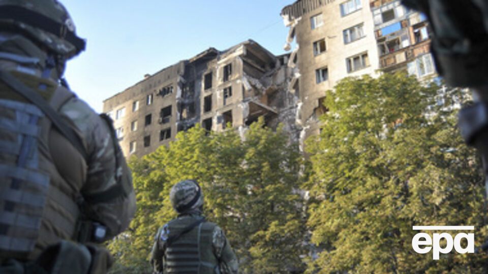 С помощью инженерной техники спасатели разбирают завалы домов