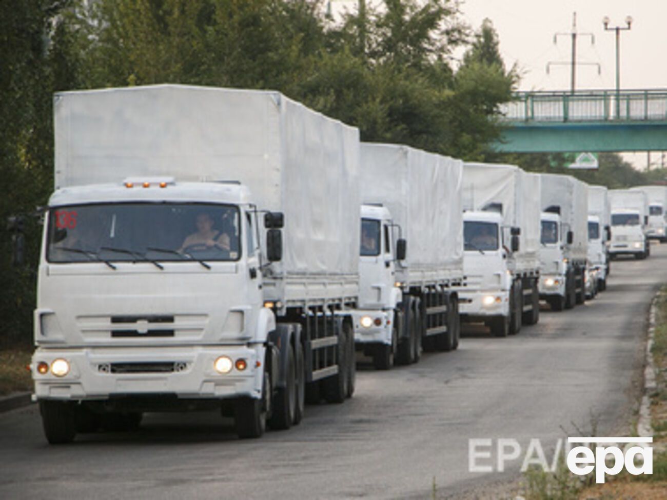 Во вторник утром автоколонна из 280 грузовиков с гуманитарной помощью выдвинулась из подмосковного Наро-Фоминска в направлении востока Украины