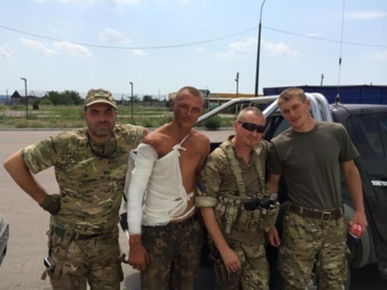 Юрий Брюков (крайний слева) постоянно оказывает помощь силам АТО