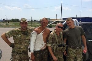 Юрий Брюков (крайний слева) постоянно оказывает помощь силам АТО