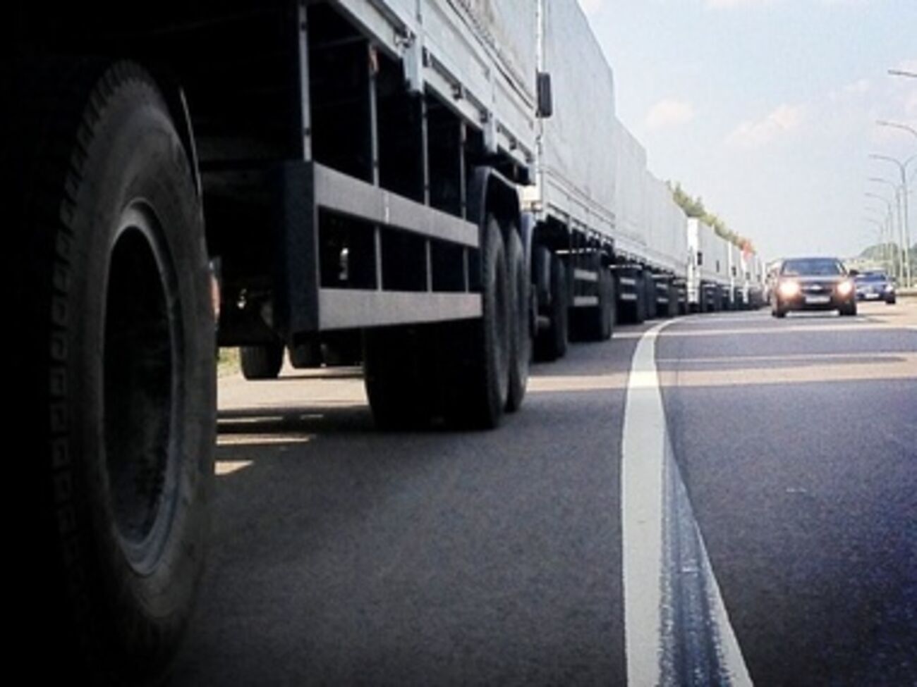 "Гуманитарный конвой" выехал в сторону Украины утром 12 августа