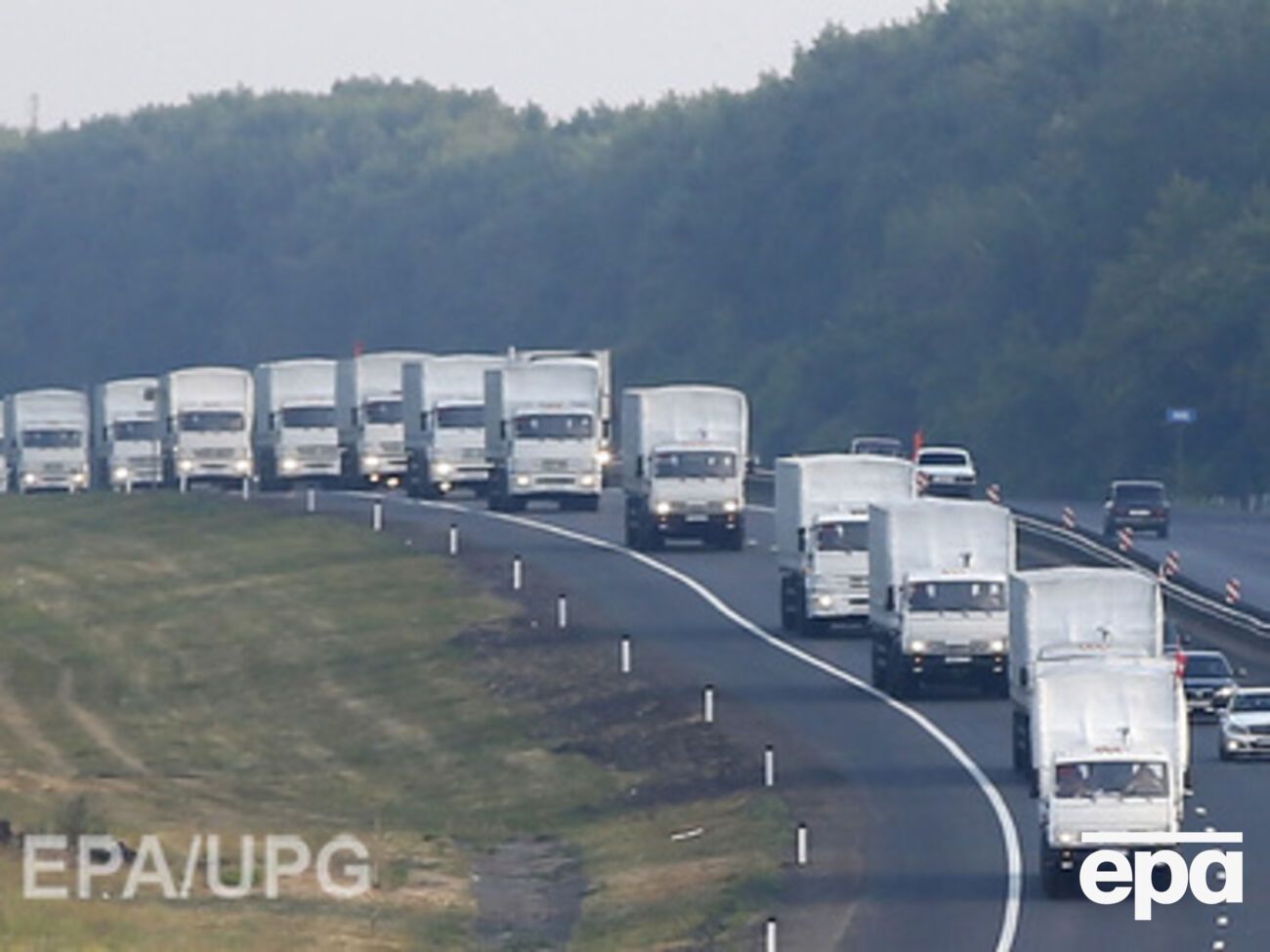 Российский "гуманитарный конвой" движется к границе с Украиной. Фоторепортаж