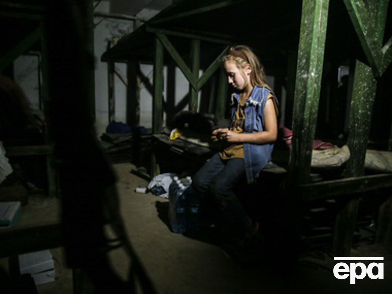 В Донецке люди стараются держаться подальше от окон