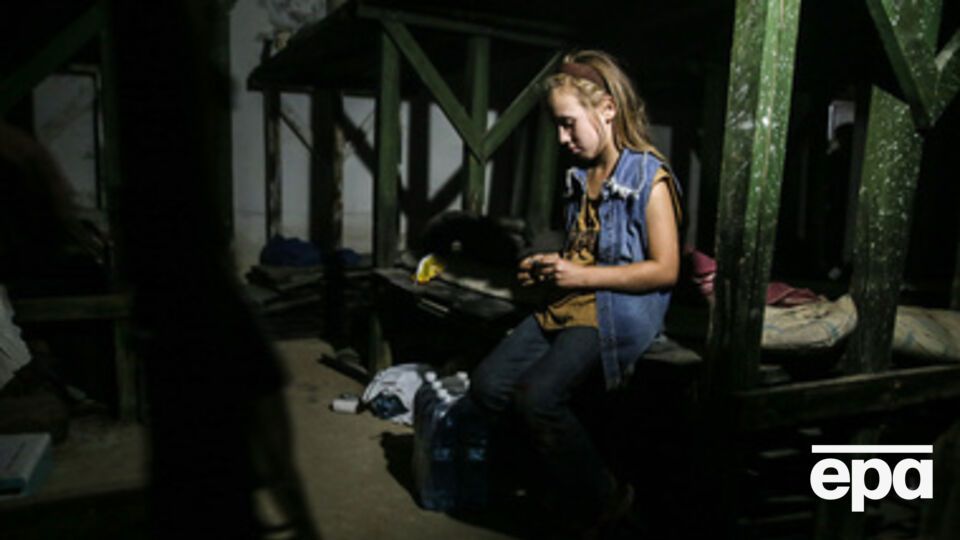 В Донецке люди стараются держаться подальше от окон