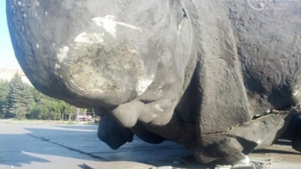 Мариупольский Ленин раскололся