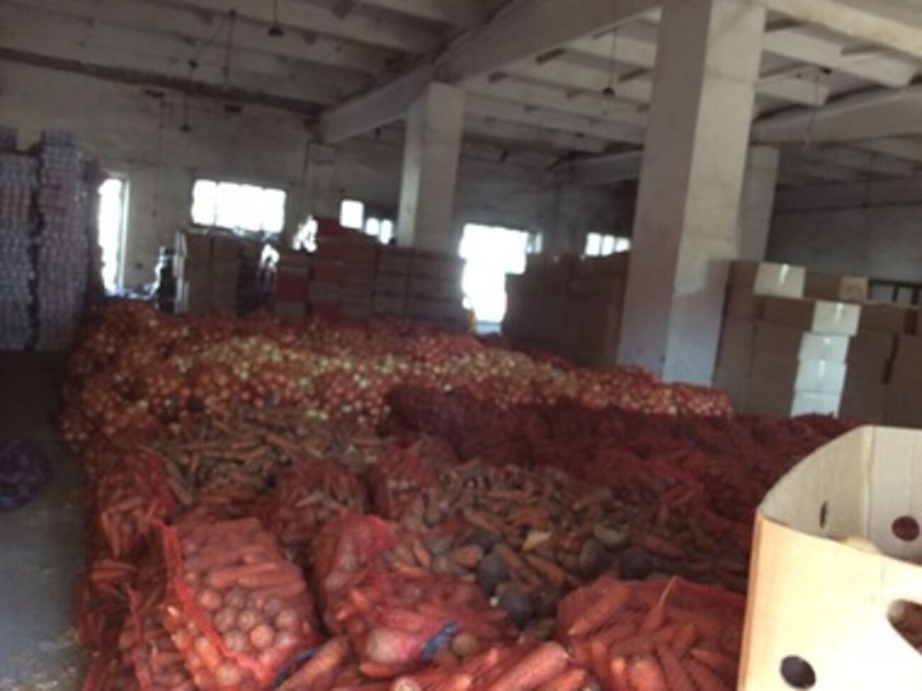 Гуманитарную помощь уже разгружают