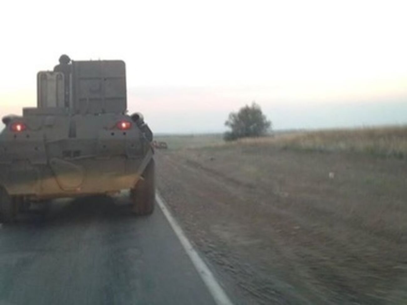 Британский журналист Шон Уокер сфотографировал российскую бронетехнику, пересекающую границу с Украиной