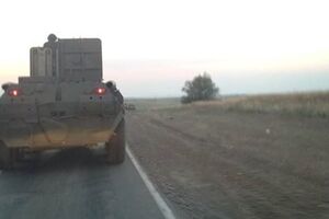 Британский журналист Шон Уокер сфотографировал российскую бронетехнику, пересекающую границу с Украиной