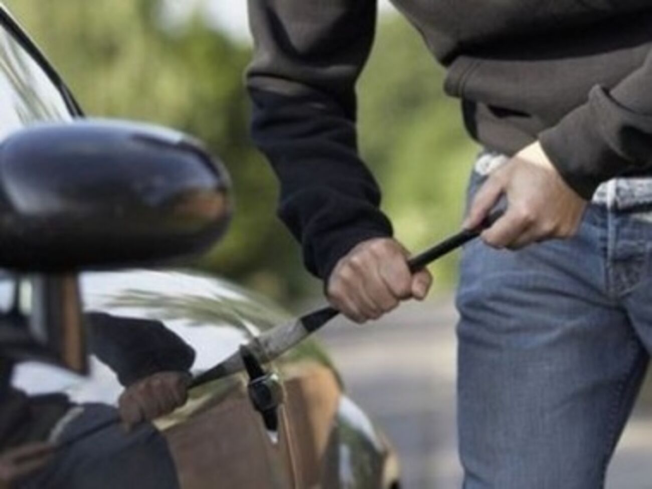 Вооруженные люди похищают автомобили в Донецкой области