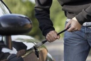 Вооруженные люди похищают автомобили в Донецкой области