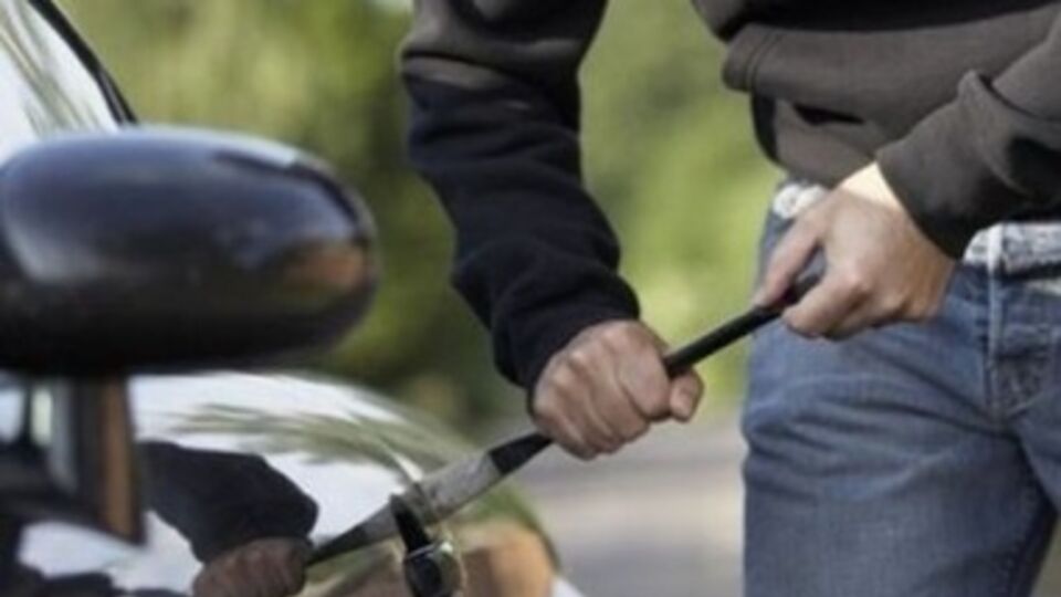 Вооруженные люди похищают автомобили в Донецкой области