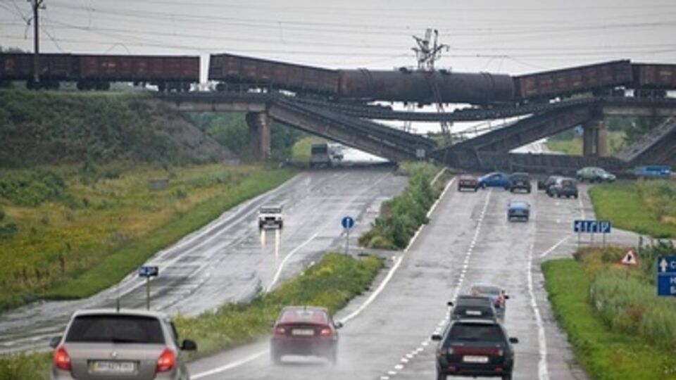 Террористы на востоке Украины продолжают минировать железнодорожные и автомобильные мосты