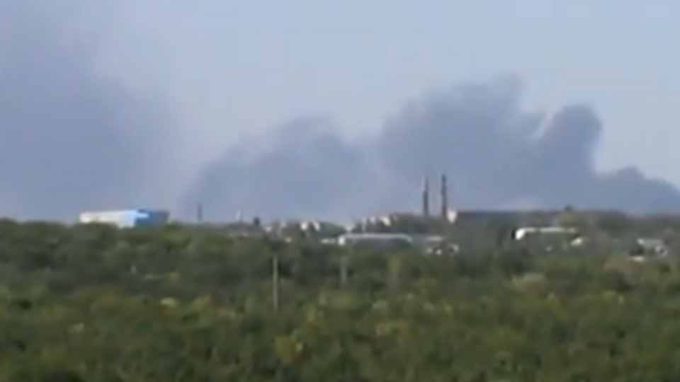 Дончане опубликовали видео сильного задымления, которое, как они утверждают, наблюдают в районе аэропорта