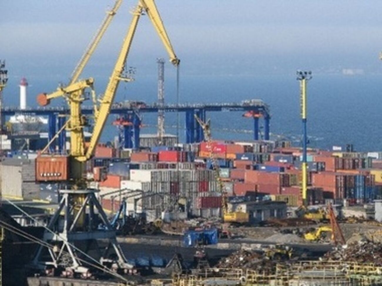 Мариупольский торговый порт принимает суда с сырьем для металлургических предприятий