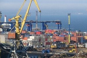 Мариупольский торговый порт принимает суда с сырьем для металлургических предприятий