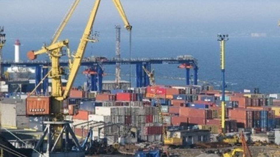 Мариупольский торговый порт принимает суда с сырьем для металлургических предприятий