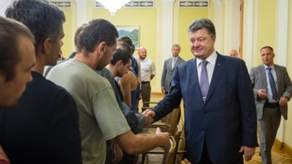 Порошенко встретился с военными, освобожденными из плена в Донецкой области. Фоторепортаж
