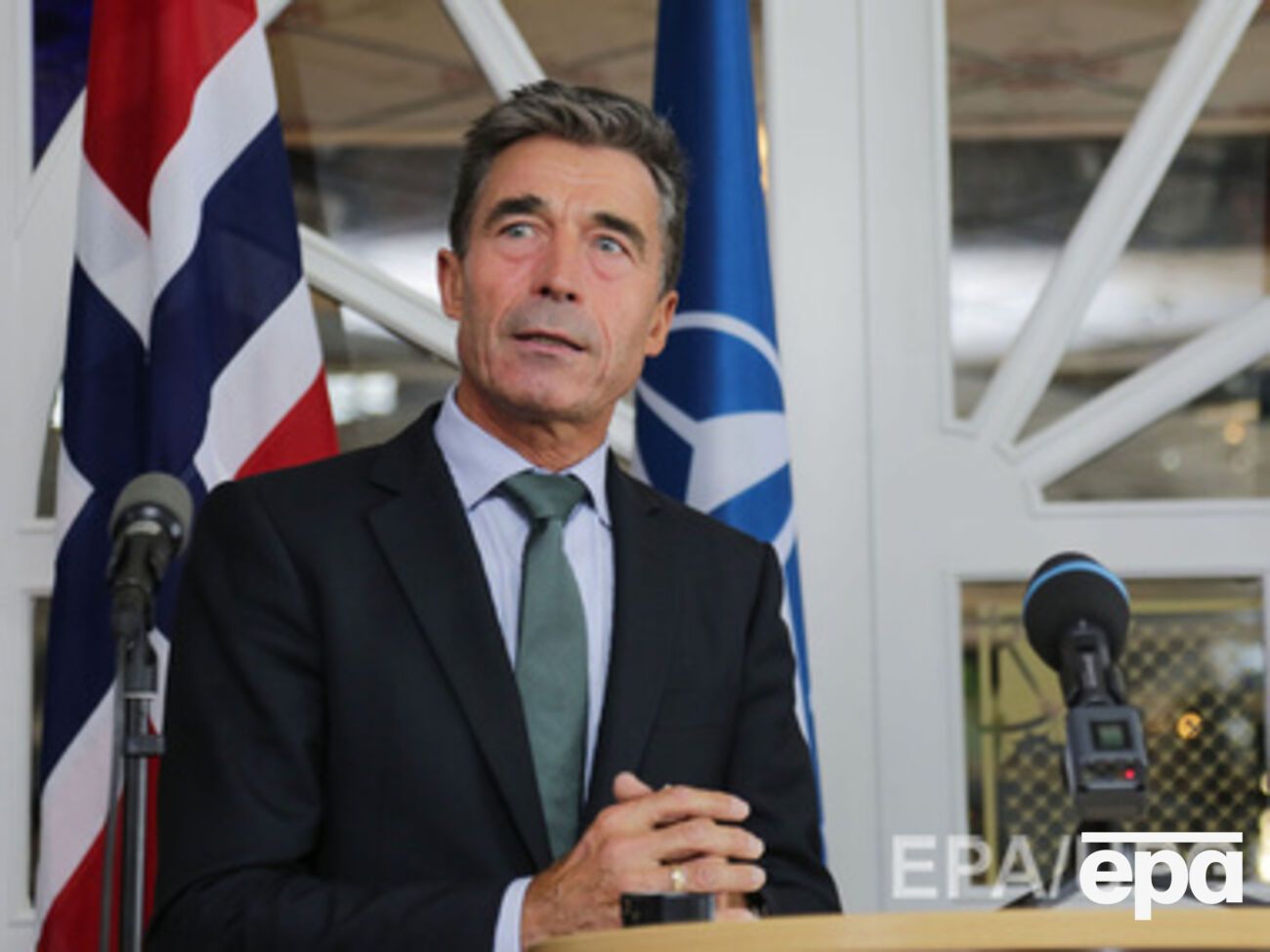 Андерс Фог Расмуссен подтвердил информацию, что вчера вечером российские бронетранспортеры заехали в Украину