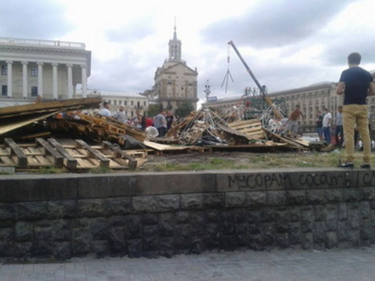 Неизвестные разгромили палатку телеканала на Майдане