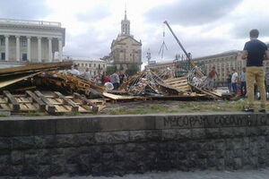 Неизвестные разгромили палатку телеканала на Майдане