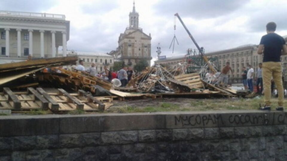 Неизвестные разгромили палатку телеканала на Майдане