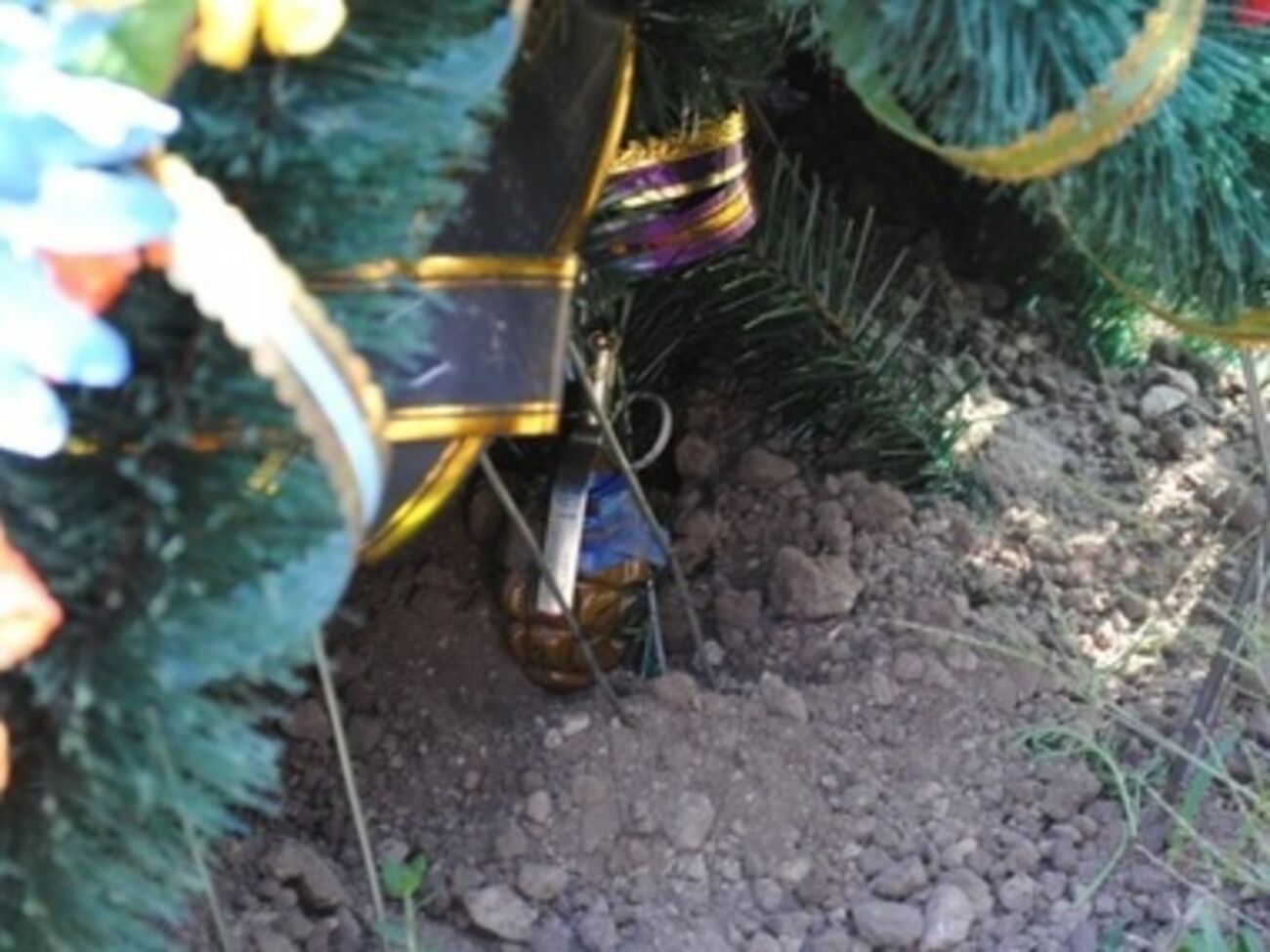 Граната была спрятана под венком