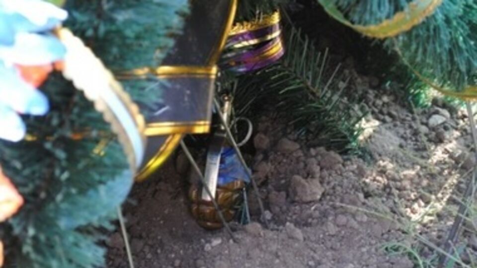 Граната была спрятана под венком