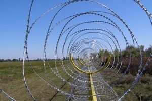 США поставит Украине 2,5 тысячи бухт колючей проволоки