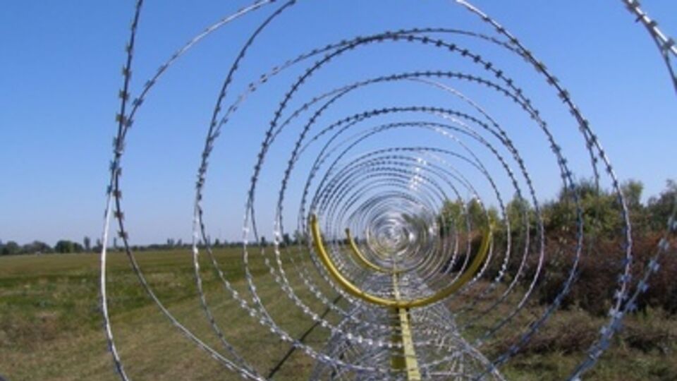 США поставит Украине 2,5 тысячи бухт колючей проволоки