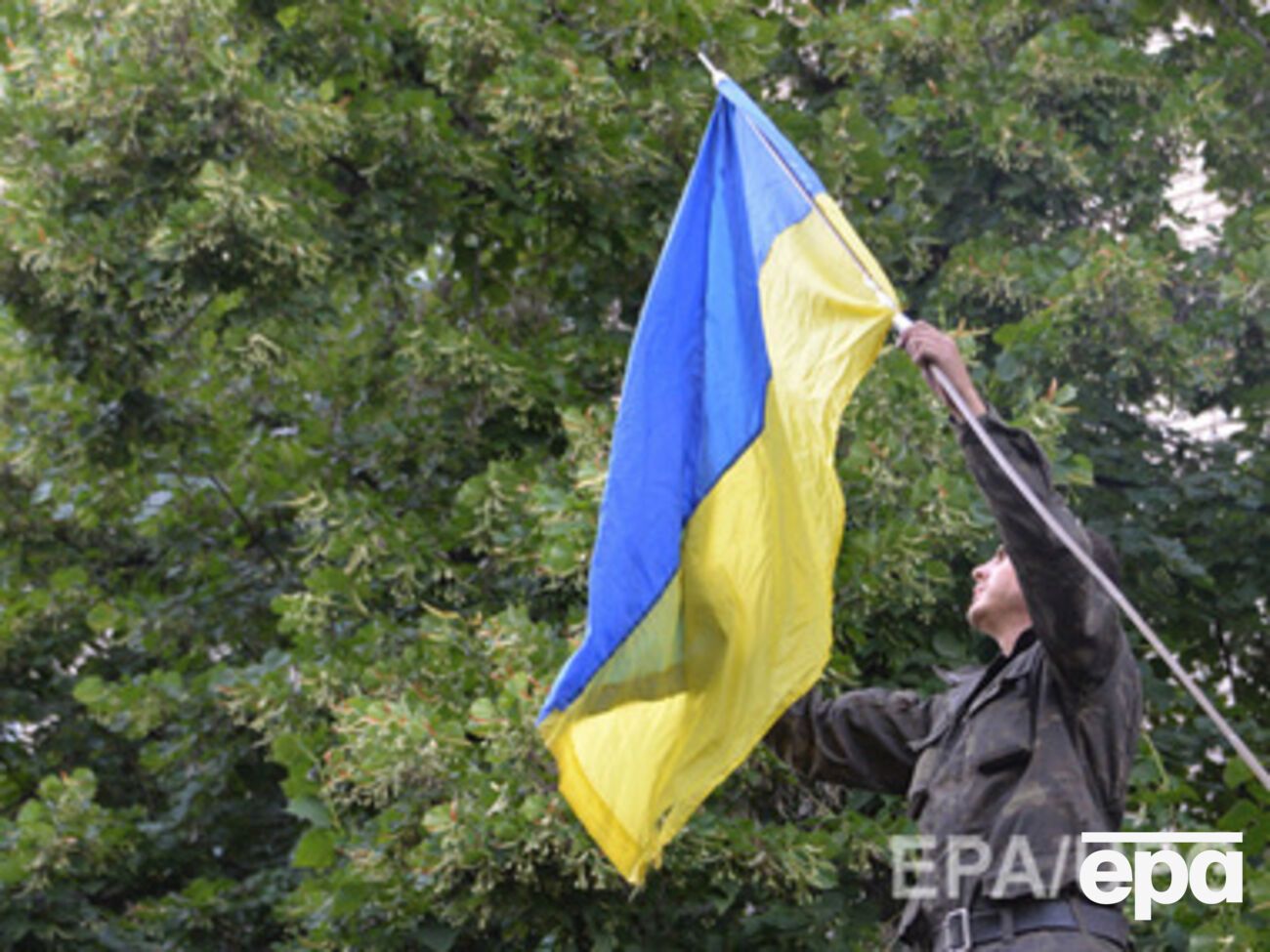 СМИ: Над зданием райотдела милиции в Луганске вывешен украинский флаг